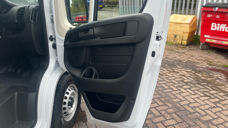 Peugeot Boxer 3500 Heavy L4 Diesel 2.2 BlueHDi 140 H2 Van Professional